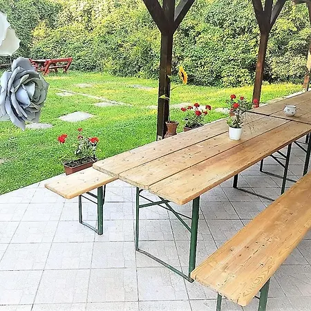 بيت شباب Muskatli Vendeghaz Parád