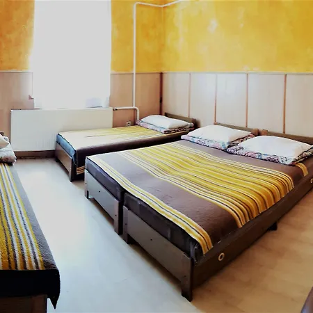 بيت شباب Muskatli Vendeghaz Parád